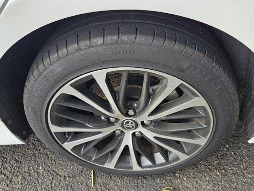 Super White 2020 Toyota Camry SE