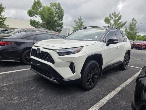 Blizzard Pearl/Midnight Black Metallic 2022 Toyota RAV4 Hybrid SE