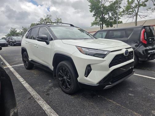 Blizzard Pearl/Midnight Black Metallic 2022 Toyota RAV4 Hybrid SE