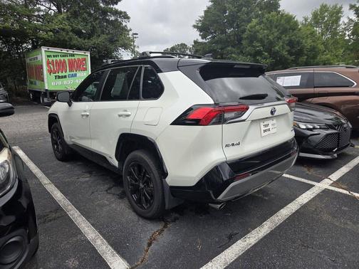 Blizzard Pearl/Midnight Black Metallic 2022 Toyota RAV4 Hybrid SE