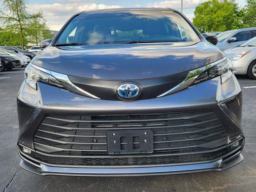2025 Toyota Sienna XLE 8 Passenger