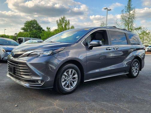 2025 Toyota Sienna XLE 8 Passenger