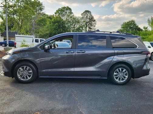 2025 Toyota Sienna XLE 8 Passenger