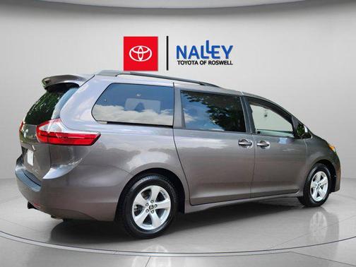 2018 Toyota Sienna LE