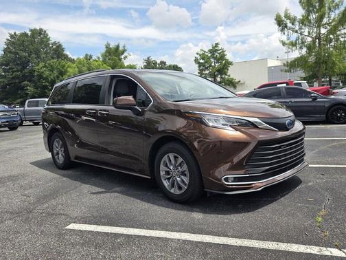 Sunset Bronze Mica 2021 Toyota Sienna XLE 8 Passenger