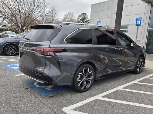 2025 Toyota Sienna Platinum