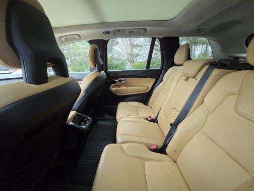 Crystal White Pearl 2016 Volvo XC90 T6 Momentum