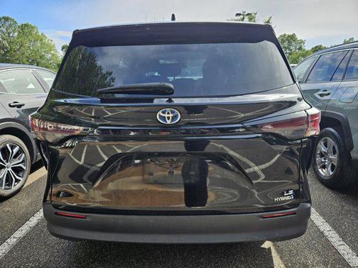 2023 Toyota Sienna LE
