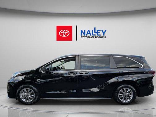 2023 Toyota Sienna LE