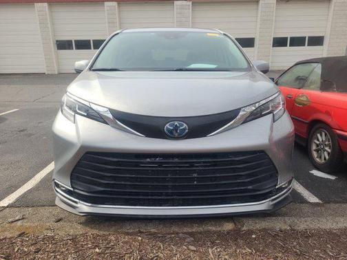 2021 Toyota Sienna XLE 8 Passenger