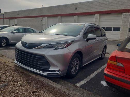 2021 Toyota Sienna XLE 8 Passenger