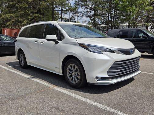 2021 Toyota Sienna XLE 8 Passenger