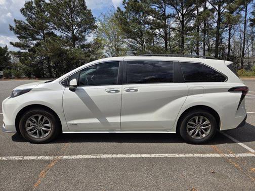 2021 Toyota Sienna XLE 8 Passenger