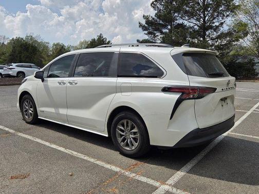 2021 Toyota Sienna XLE 8 Passenger