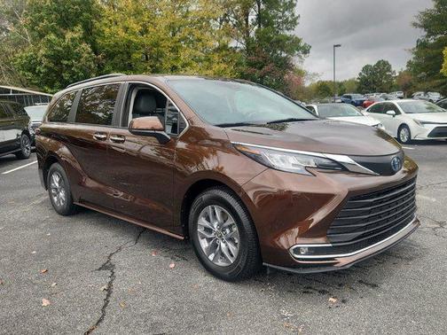 2021 Toyota Sienna XLE 8 Passenger