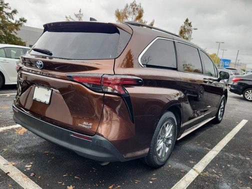 2021 Toyota Sienna XLE 8 Passenger