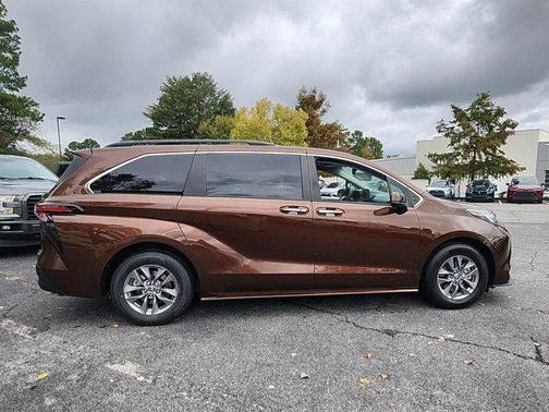 2021 Toyota Sienna XLE 8 Passenger