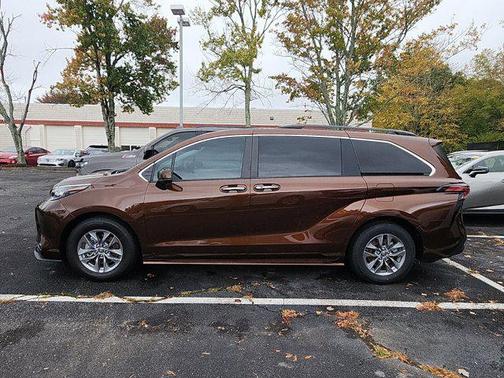 2021 Toyota Sienna XLE 8 Passenger