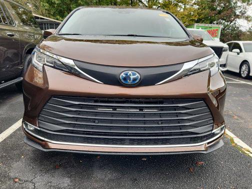 2021 Toyota Sienna XLE 8 Passenger
