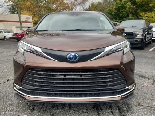 2021 Toyota Sienna XLE 8 Passenger