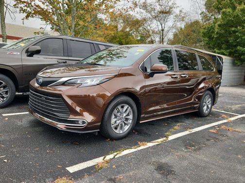 2021 Toyota Sienna XLE 8 Passenger