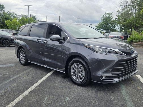 Magnetic Gray Metallic 2025 Toyota Sienna XLE