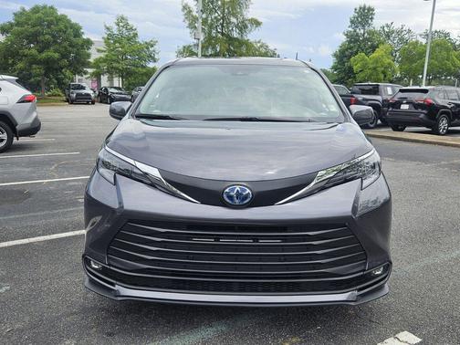 Magnetic Gray Metallic 2025 Toyota Sienna XLE