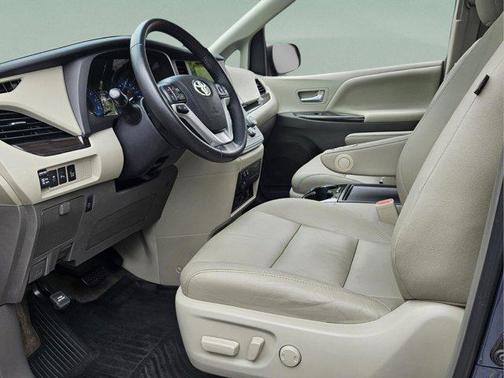 2017 Toyota Sienna XLE