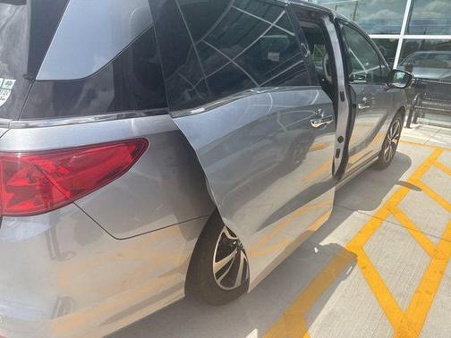Lunar Silver Metallic 2018 Honda Odyssey Elite
