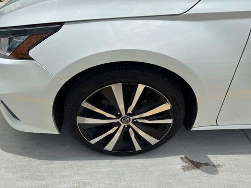 Glacier White 2019 Nissan Altima 2.5 SR