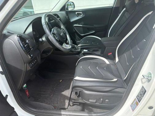 Snow White Pearl 2023 Kia Soul EX