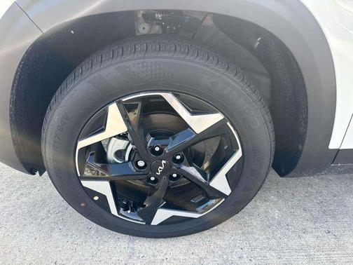 Clear White/Black Roof 2026 Kia Seltos S