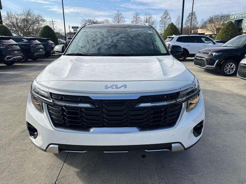 Clear White/Black Roof 2026 Kia Seltos S