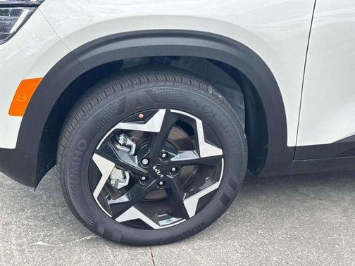 Clear White/Black Roof 2026 Kia Seltos S