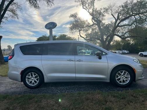 2024 Chrysler Pacifica Touring-L