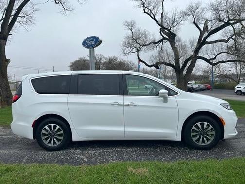 2022 Chrysler Pacifica Hybrid Touring L