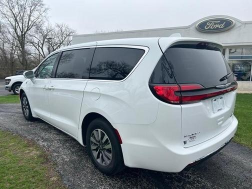 2022 Chrysler Pacifica Hybrid Touring L