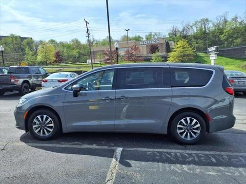2023 Chrysler Pacifica Hybrid Touring L