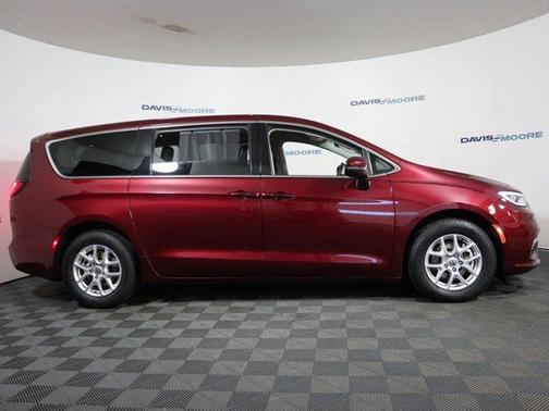 2023 Chrysler Pacifica Touring-L
