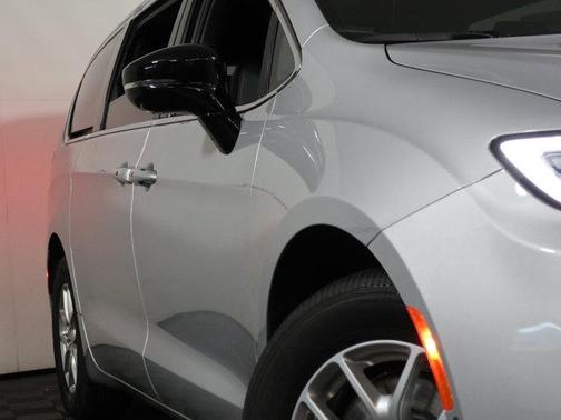 Silver Mist Clearcoat 2026 Chrysler Pacifica Select