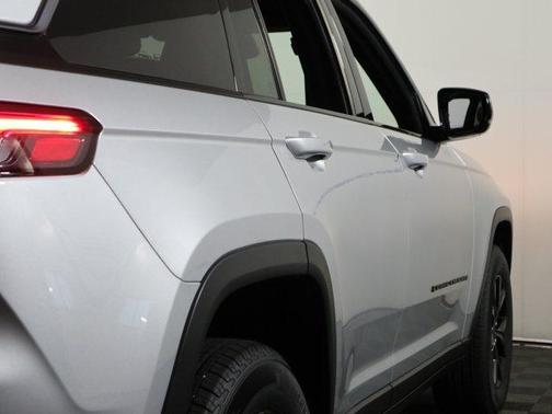 Silver Zynith 2026 Jeep Grand Cherokee Laredo