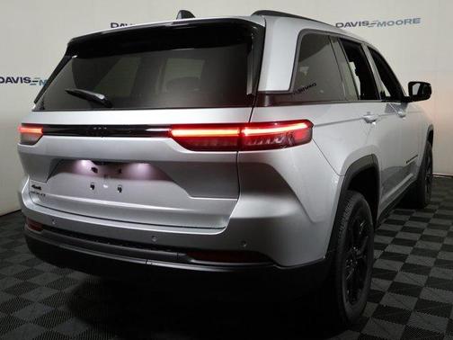 Silver Zynith 2026 Jeep Grand Cherokee Laredo