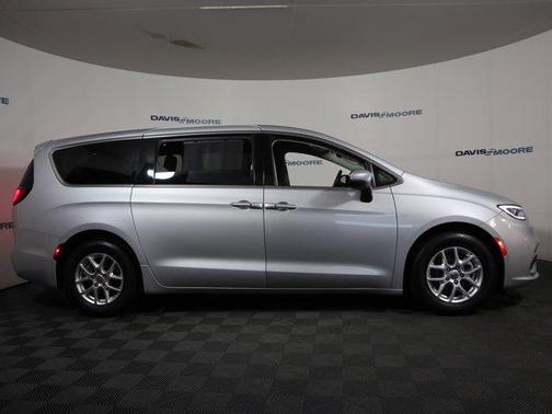 2023 Chrysler Pacifica Touring-L