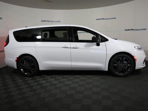 Bright White Clearcoat 2026 Chrysler Pacifica Select