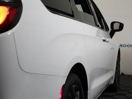 Bright White Clearcoat 2026 Chrysler Pacifica Select