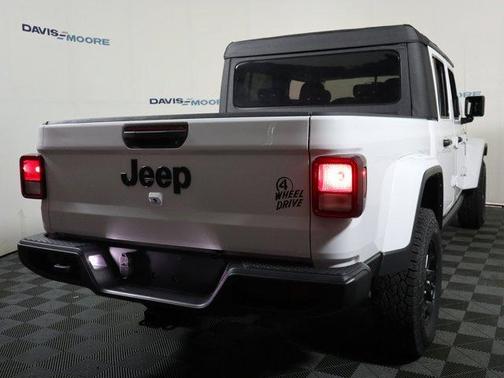 2022 Jeep Gladiator Sport