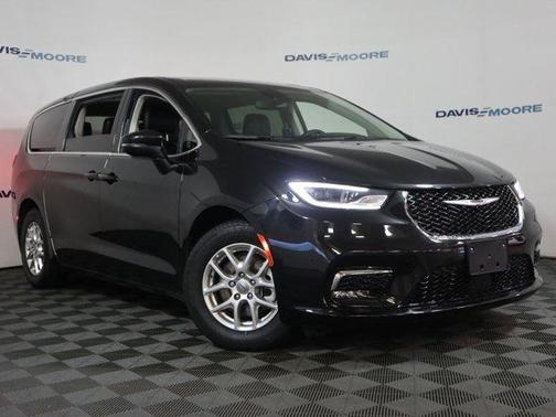 2023 Chrysler Pacifica Touring-L