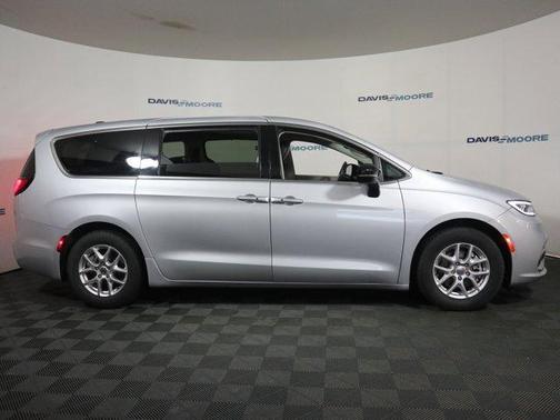 2024 Chrysler Pacifica Touring-L