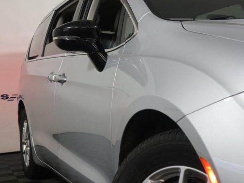 2024 Chrysler Pacifica Touring-L