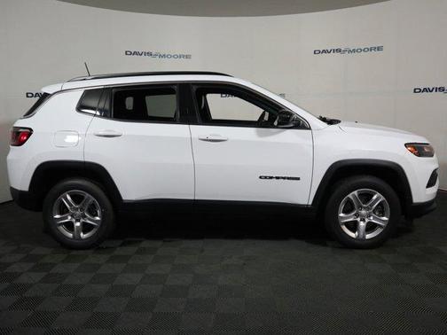 Bright White Clearcoat 2023 Jeep Compass Latitude